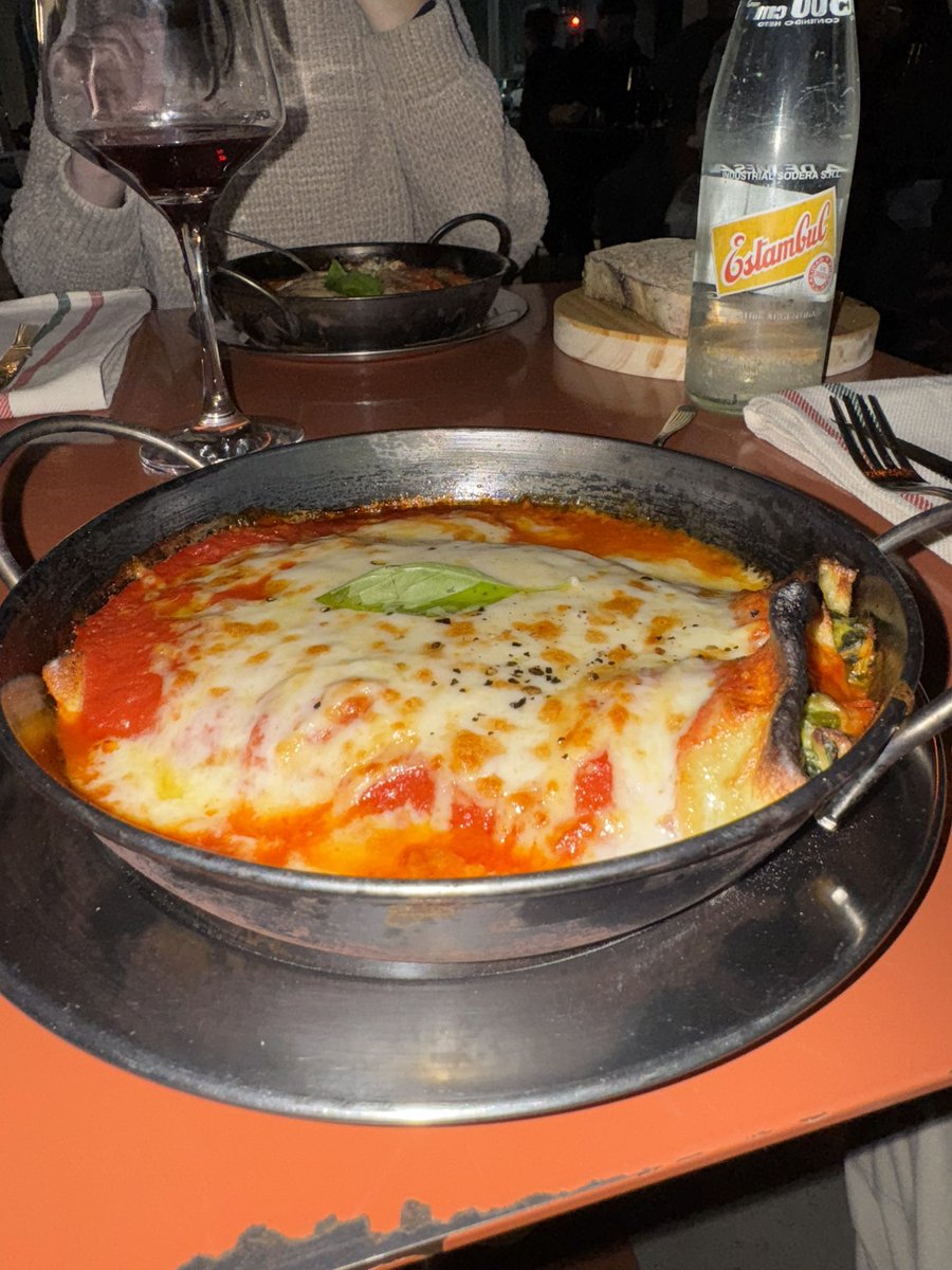 Una esquina icónica del Boulevard santafesino. Una pizzería estilo napolitano que ya es un clásico.
Un cocinero que pasó por uno de los mejores restaurantes del mundo.
Y un menú de invierno que te abraza el alma.
Hoy les cuento mi experiencia en Diva🪡🧵👇