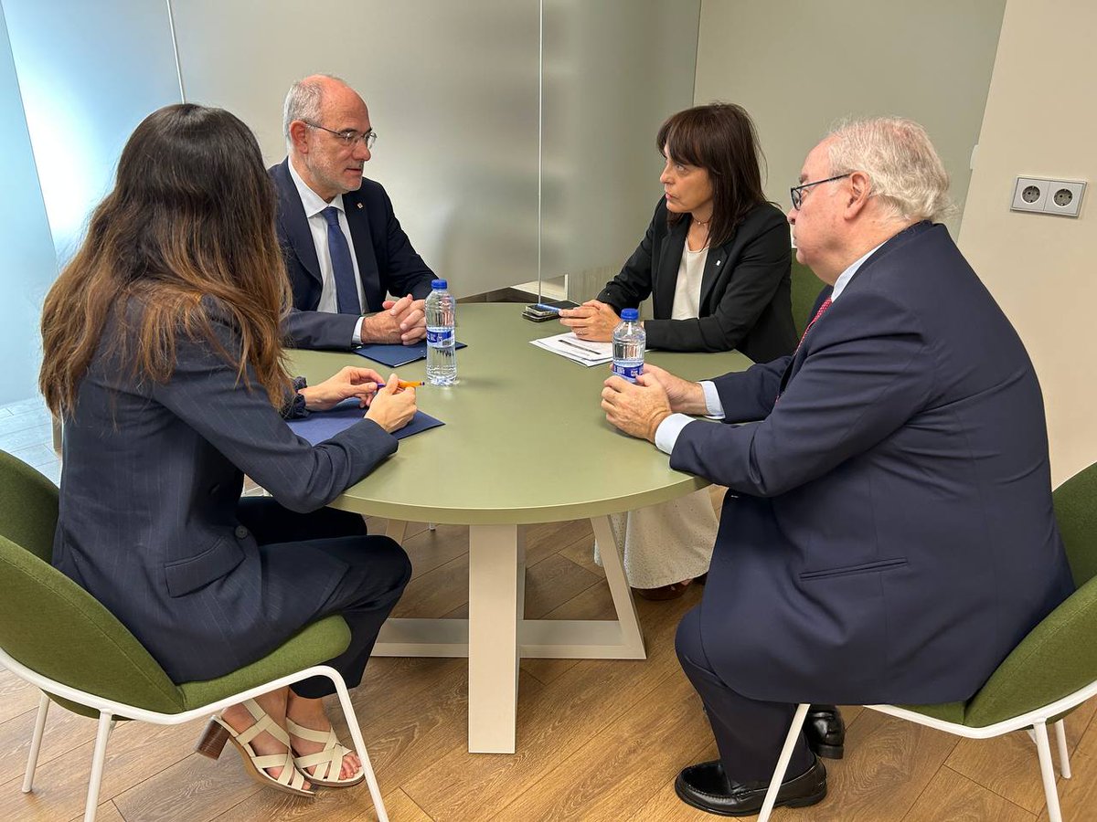 Unió Europea i Acció Exterior (@exteriorscat) on Twitter photo 🇦🇩 De viatge institucional a Andorra, el conseller <a href="/jduch/">Jaume Duch</a> ha visitat la Delegació del <a href="/govern/">Govern de Catalunya</a>, on s’ha reunit amb la delegada <a href="/annavivestarres/">Anna Vives</a> i l’ambaixador Carlos Pérez-Desoy
📍 Des d'aquesta setmana, <a href="/Catalunya_AD/">Govern de Catalunya a Andorra</a> ja disposa de seu física, situada al centre d'Andorra la Vella 🇦🇩 De viatge institucional a Andorra, el conseller <a href="/jduch/">Jaume Duch</a> ha visitat la Delegació del <a href="/govern/">Govern de Catalunya</a>, on s’ha reunit amb la delegada <a href="/annavivestarres/">Anna Vives</a> i l’ambaixador Carlos Pérez-Desoy
📍 Des d'aquesta setmana, <a href="/Catalunya_AD/">Govern de Catalunya a Andorra</a> ja disposa de seu física, situada al centre d'Andorra la Vella