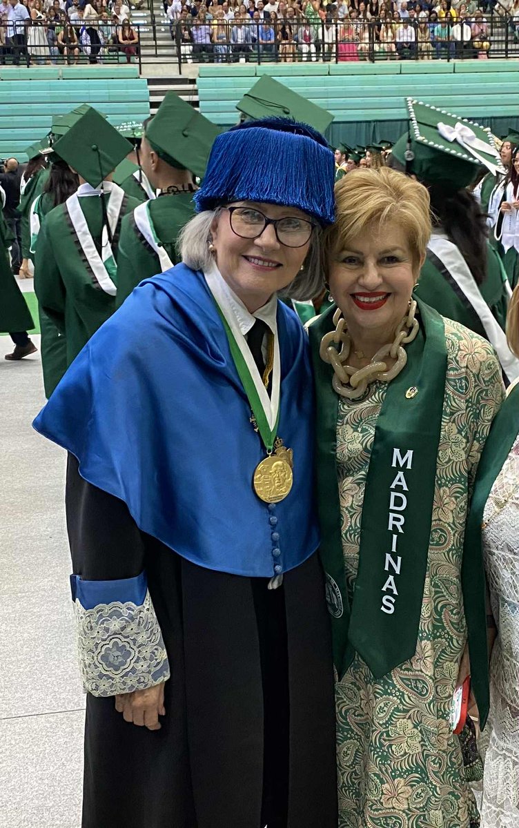 La egresada Lourdes Lugo Guzmán, quien desfila este año como madrina, junto a la doctora Sonia Borges Delgado, hoy Profesora Emérita del Recinto Universitario de Mayaguez de la Universidad de Puerto Rico. #gradrum2025 #gradrum112