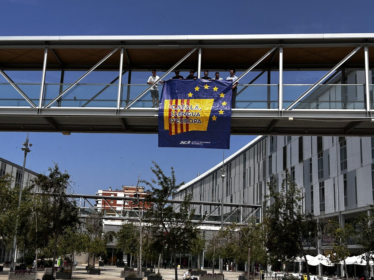 📍Al Campus Catalunya de la URV reivindicant el català amb la <a href="/JNCCampTGN/">Vegueria Camp de Tarragona🎗</a> .

🗣️ Sense català no hi ha identitat. Defensa’l, viu-lo, estudia en català! 

🇪🇺 Català llengua d’Europa.

👤 Amb el Secretari d'Acció Nacionalitzadora <a href="/JoanGrane_/">Joan Grané</a> .