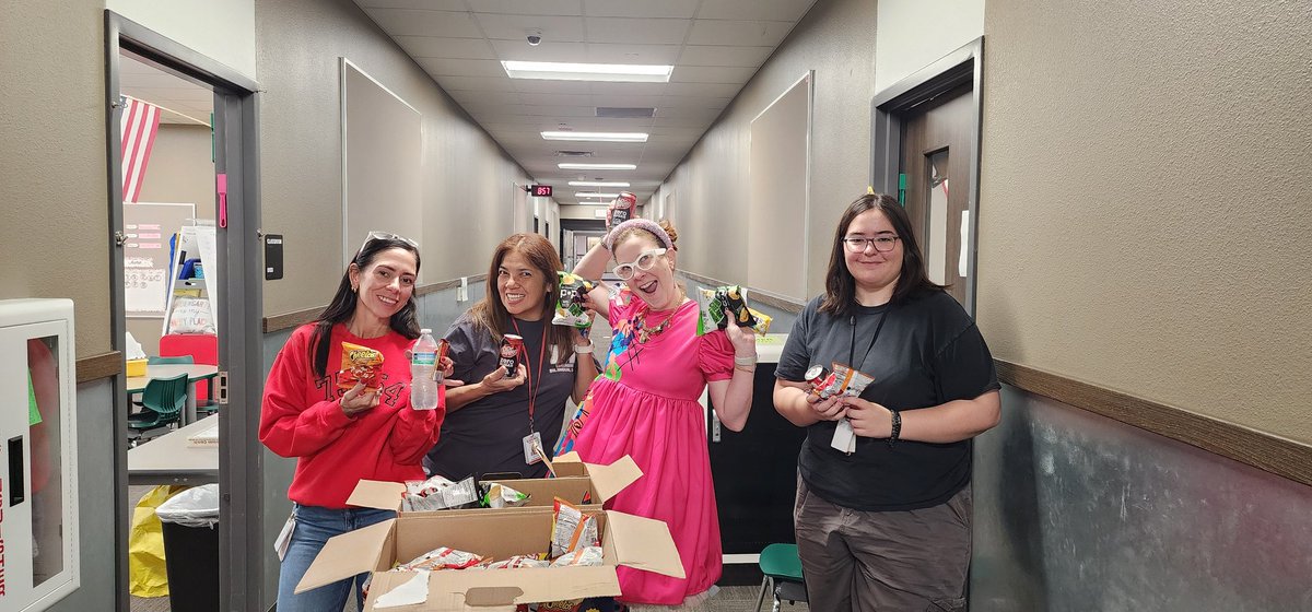 MrsCostillaEB's tweet photo. Treating the ESL and Bilingual teachers for their awesomeness during summer school.  We appreciate them all!
#MelissaISD https://t.co/jgUY4IYpLw