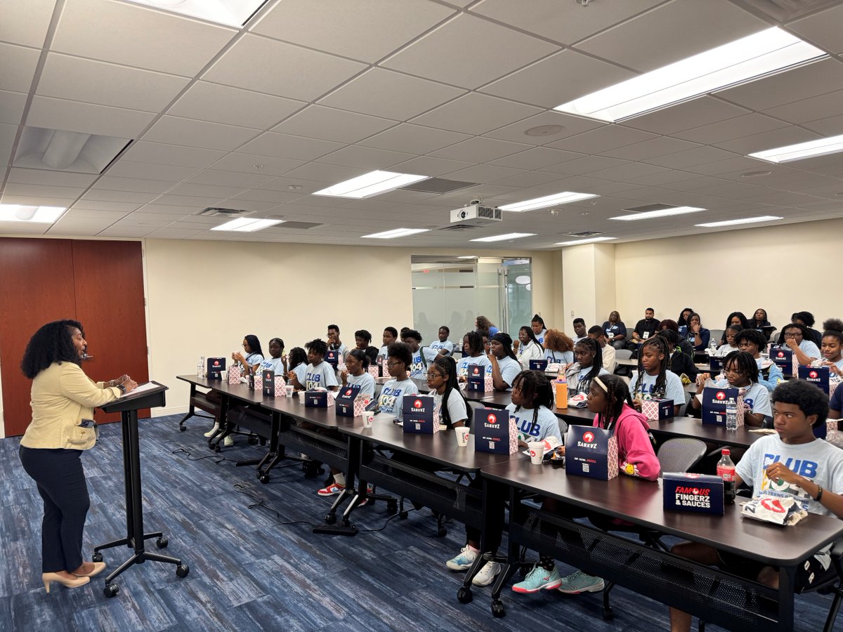 EverBank's tweet image. Over 40 students from @malwashington attended EverBank University! 🏫 Students participated in #financialeducation workshops on budgeting, learning wants and needs and hearing career overviews to feel empowered having the knowledge and resources they need to thrive.
*Member FDIC