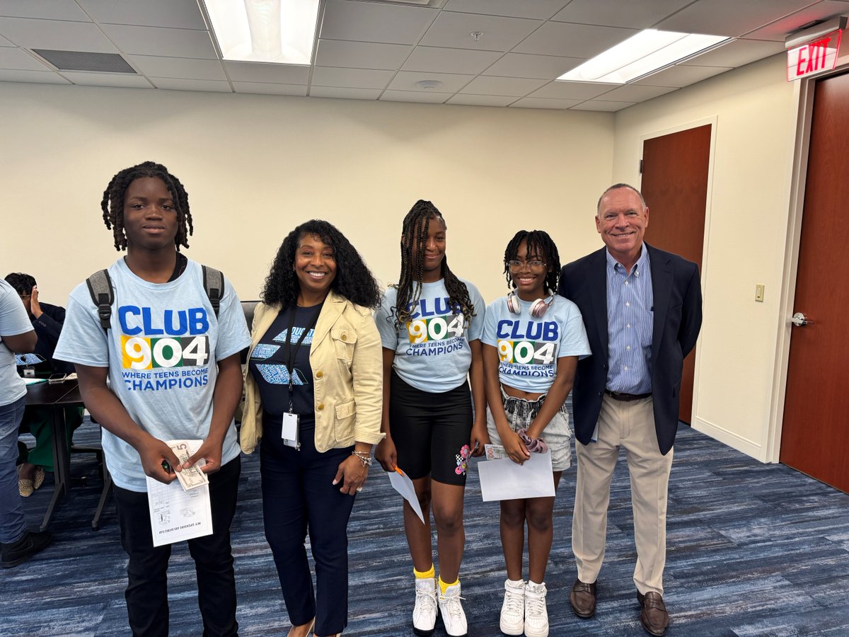 EverBank's tweet image. Over 40 students from @malwashington attended EverBank University! 🏫 Students participated in #financialeducation workshops on budgeting, learning wants and needs and hearing career overviews to feel empowered having the knowledge and resources they need to thrive.
*Member FDIC