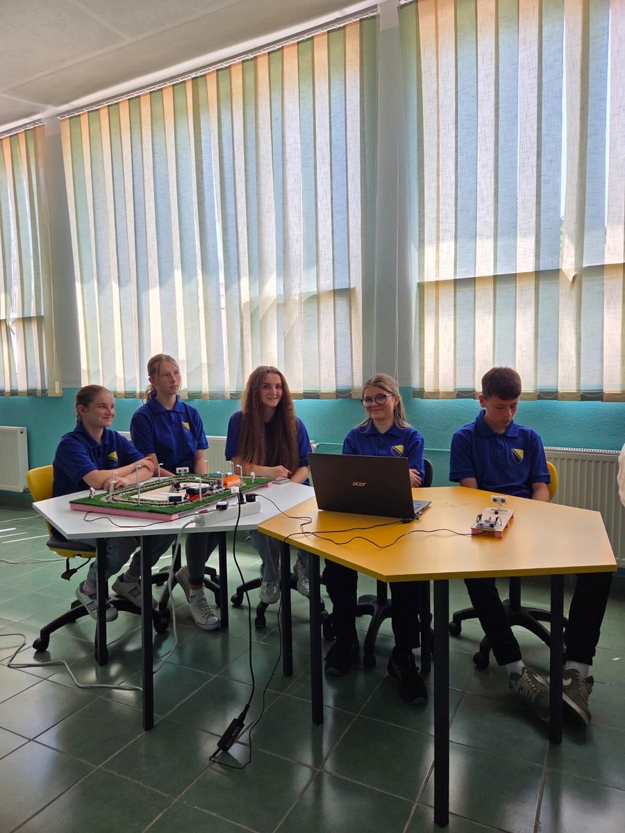 Ambasador Emin Akseki prisustvovao je dodjeli certifikata “Radionice o nauci i tehnologiji Matrakčija” koja se održava u Osnovnoj školi Edhema Mulabdića u Opari kod Novog Travnika.