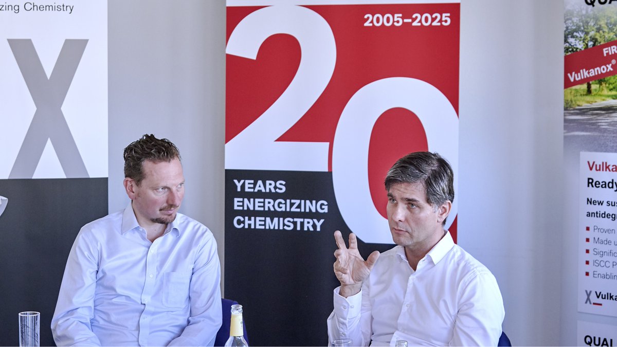 Heute feiern wir ein Jubiläum: Seit 45 Jahren produzieren wir in #Brunsbüttel.
Passend zum Anlass haben wir mit MdB <a href="/cdu_mark/">Mark Helfrich, CDU</a> und unserem Rheinchemie-Leiter Jens-Hendrik Fischer heute den ersten Sack unseres nachhaltigen Alterungsschutzmittels #Vulkanox® Scopeblue abgefüllt.