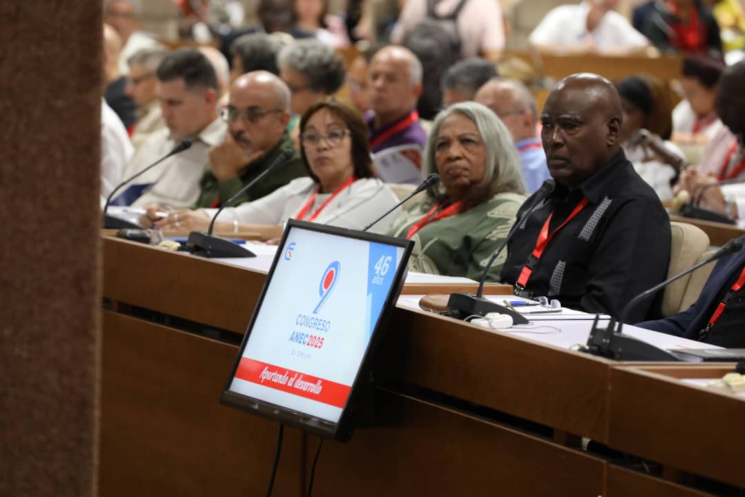 Los delegados al 9no Congreso de la <a href="/AnecCuba/">Economista de Cuba ANEC</a> reciben información actualizada de Economía del País. #AportandoAlDesarrollo
