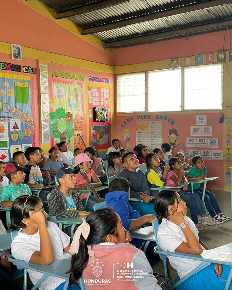 pronaders_hn's tweet image. 📍 Villa de San Antonio, Comayagua
🏫👩‍🎓👨‍🎓 Niñez del C.E. Agustín Maradiaga en Quebrada Honda impulsa el cambio con conocimientos en #SeguridadAlimentariaYNutricional. 🍎📚
Con apoyo de #SAG_PRONADERS, fomentan #HábitosSaludables y combaten la desnutrición. 🌱🥗

#XiomaraSiCumple