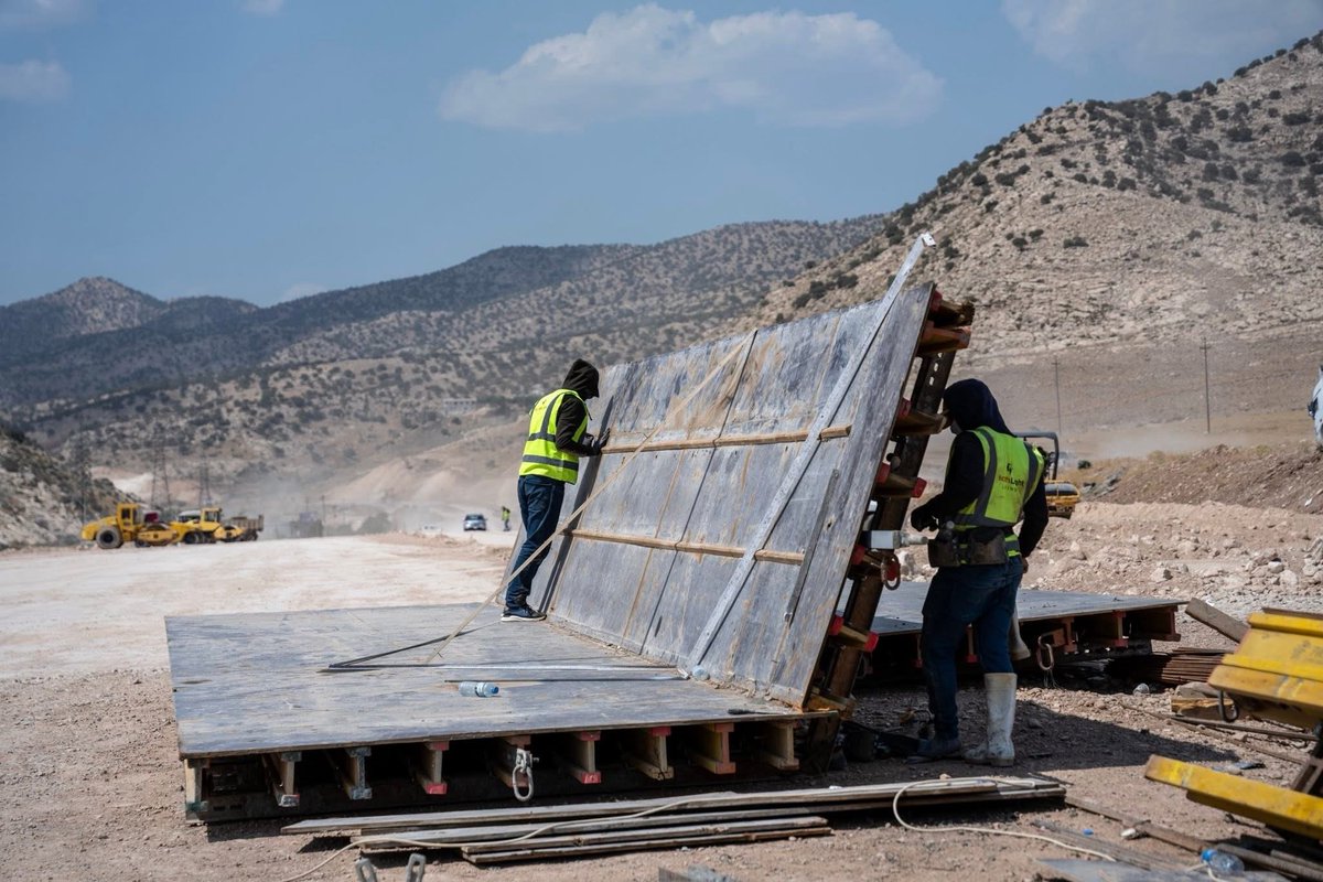 گەشەپێدان بەردەوام دەبێت؛ كاركردن لە پرۆژەی جووتسایدی ستراتیژیی باعەدرێ- ئێتیت بە درێژایی 26 كیلۆمەتر بەردەوامە و بە تەواوبوونی، ڕێگەی نێوان هەولێر- دهۆك هەمووی دەبێتە جووتساید.
كاركردن لە ناوچەكە بەهۆی چیا و گردی سەخت، قورسە، لەگەڵ ئەوەشدا 63%ی كارەكانی تەواو بووە.