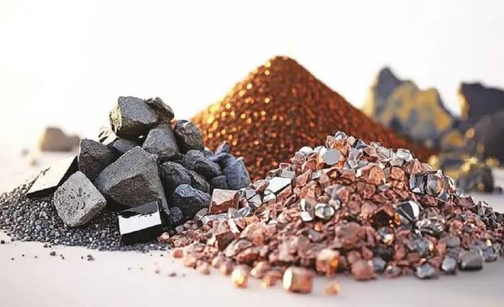 KatshungaChris1's tweet photo. Des minerais de sang aux minerais de paix. Les accords entre la RDC et les USA minerais contre la sécurité.
Négocier, oui. Se vendre, et se compromettre non. Il est possible de parler avec les autres puissances sans perdre notre voix. #Samybadibanga  un grand visionnaire https://t.co/fpWBHXln5x