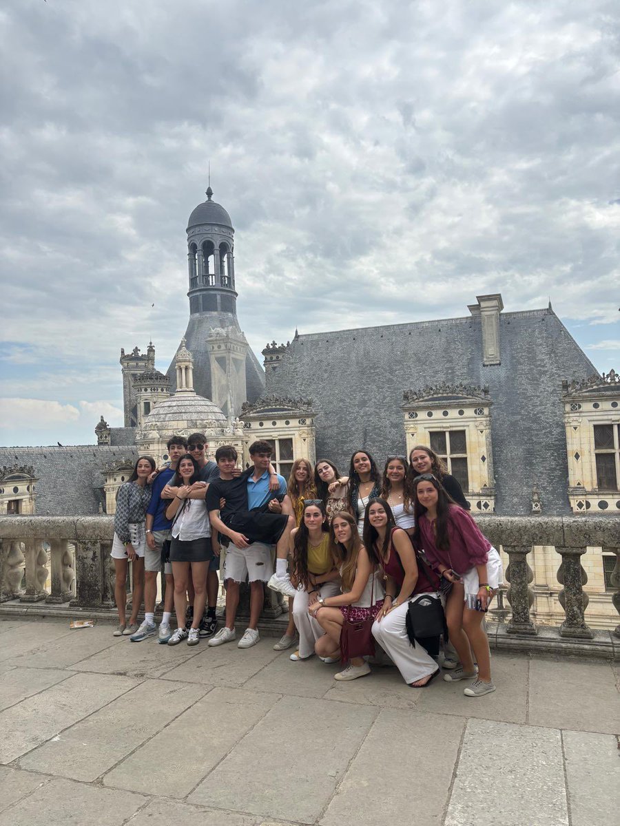 Los chicos y chicas que 1 de Bachillerato están disfrutando de Paris. ¡Disfrutad mucho! #MariatasCuentaConmigo