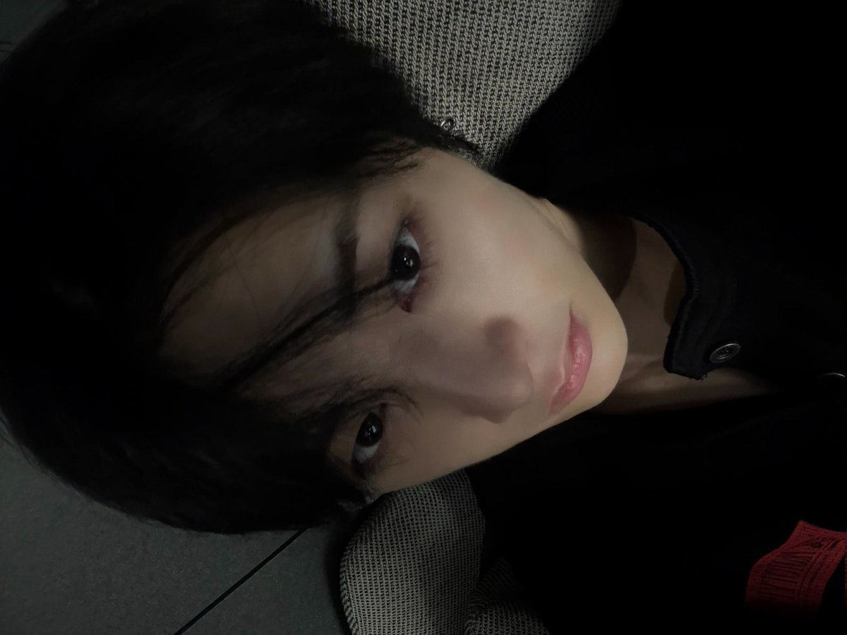 myungfourz's tweet image. taesan is back on his low exposure selca game IM MOVING....