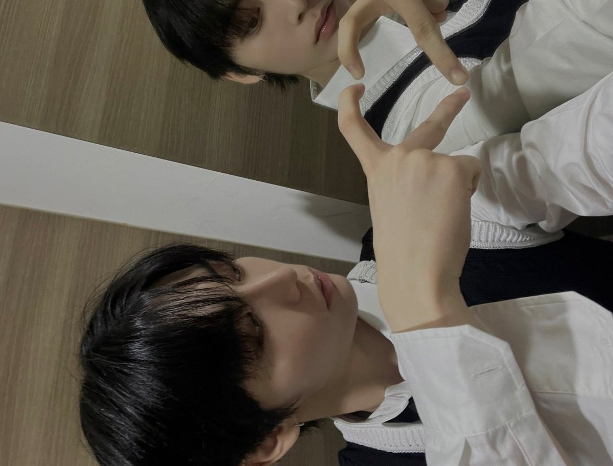 myungfourz's tweet image. taesan is back on his low exposure selca game IM MOVING....