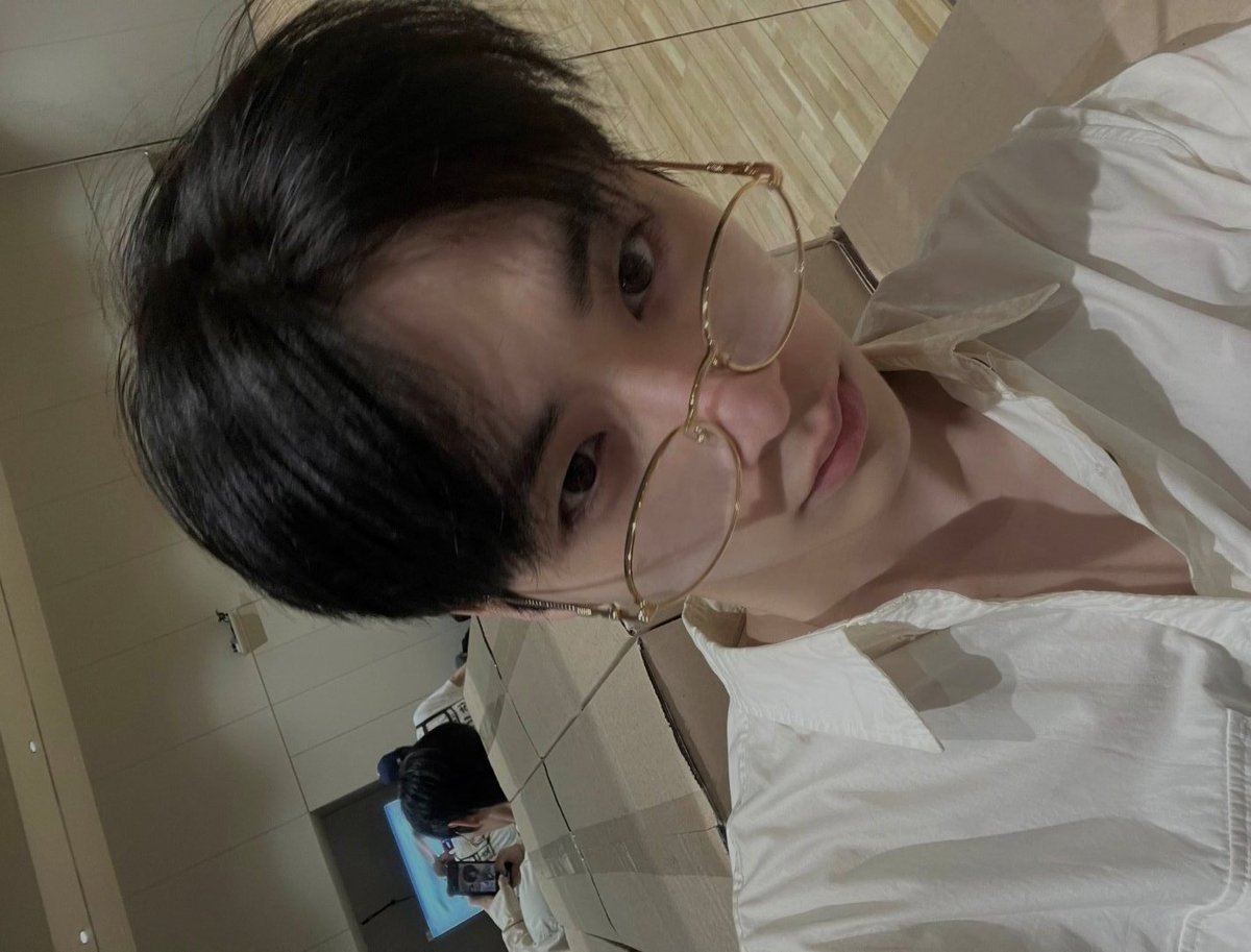 myungfourz's tweet image. taesan is back on his low exposure selca game IM MOVING....