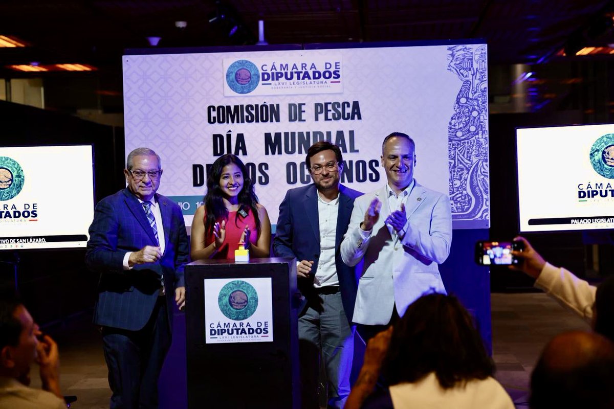 Antier se iluminó de azul el edificio de la Cámara de Diputados en honor a los océanos en el #DiaMundialDeLosOceanos #Oceano #Mar