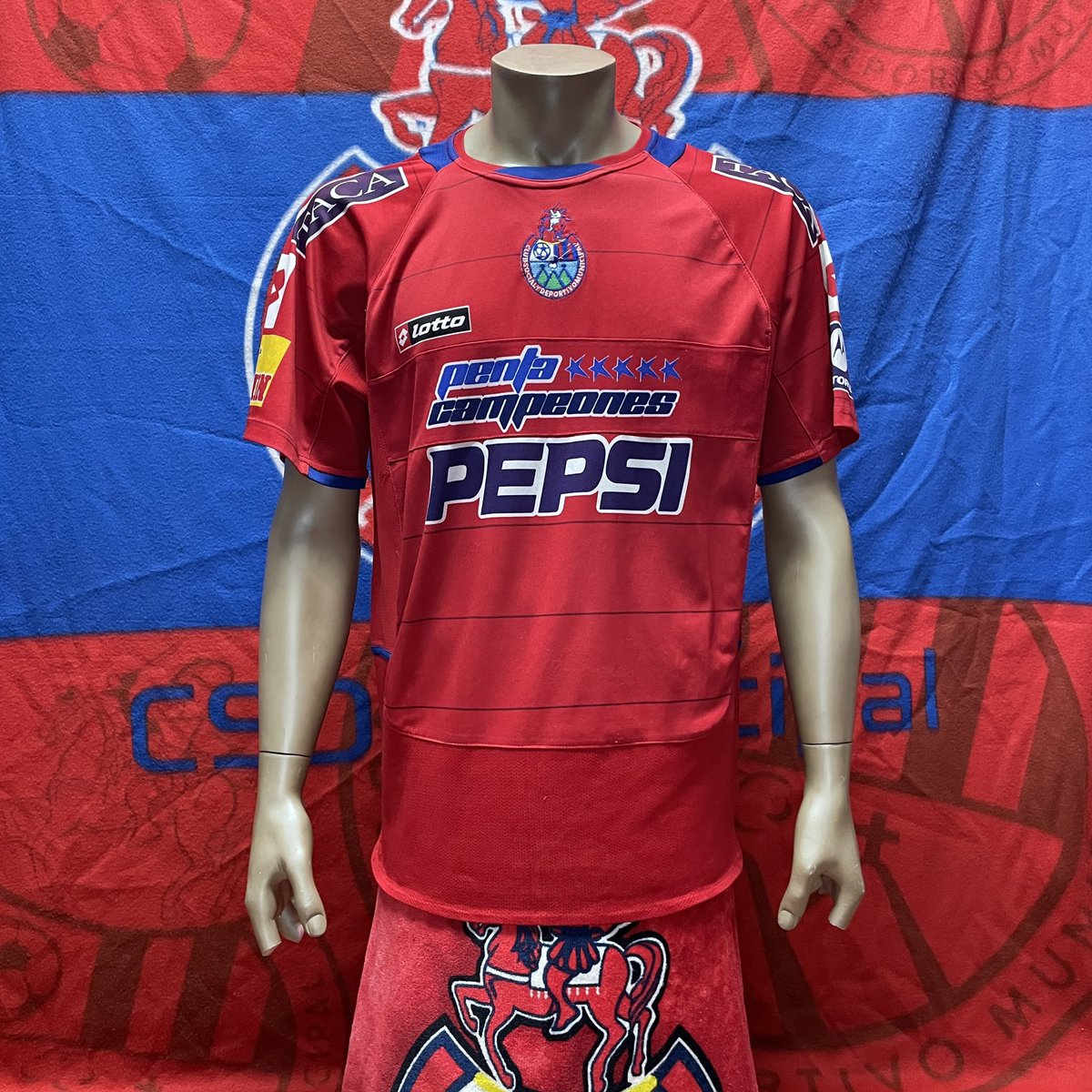 micamisolaroja's tweet photo. Camisola conmemorativa del Pentacampeonato del Torneo Apertura 2006 🏆🏆🏆🏆🏆
#tshirtdesign #jerseycollector #tshirt #champion #rojos #municipal #Guate #pentacampeones #campeones #año2006 #guatemala #yosoyrojo #penta5 🔴🔵
Sígueme en Instagram y Facebook como @micamisolaroja https://t.co/YYaHHT3dWX