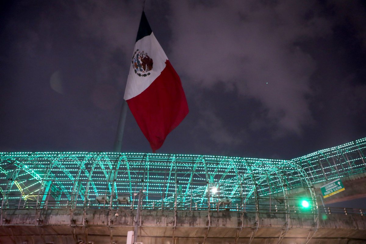 PixelMedia4_0's tweet photo. La Ciudad de México se iluminó de verde con más de 40 edificios, para dar inicio a la cuenta regresiva rumbo al Mundial que se llevará a cabo en México, Estados Unidos y Canadá el próximo año. 💚⚽
#PixelMedia #Noticias #México https://t.co/vpmJqDIE06