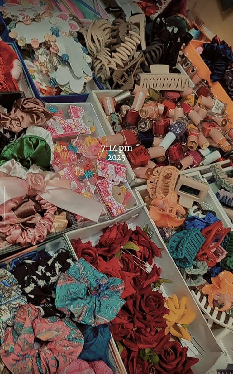 Who said girls want expensive things?
hume sirf ye dilado 🙈🫶🥰