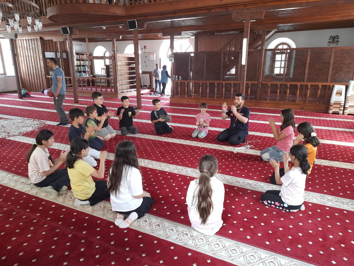 ayancikilcemem's tweet photo. Millî Eğitim Bakanlığı, Diyanet İşleri Başkanlığı ve Gençlik ve Spor Bakanlığı arasında imzalanan işbirliği protokolü ile hayata geçirilen Çevreme Duyarlıyım, Değerlerime Sahip Çıkıyorum (ÇEDES) projesi kapsamında, yıl sonu etkinlikleri düzenlendi. https://t.co/M10Ta2SdTS