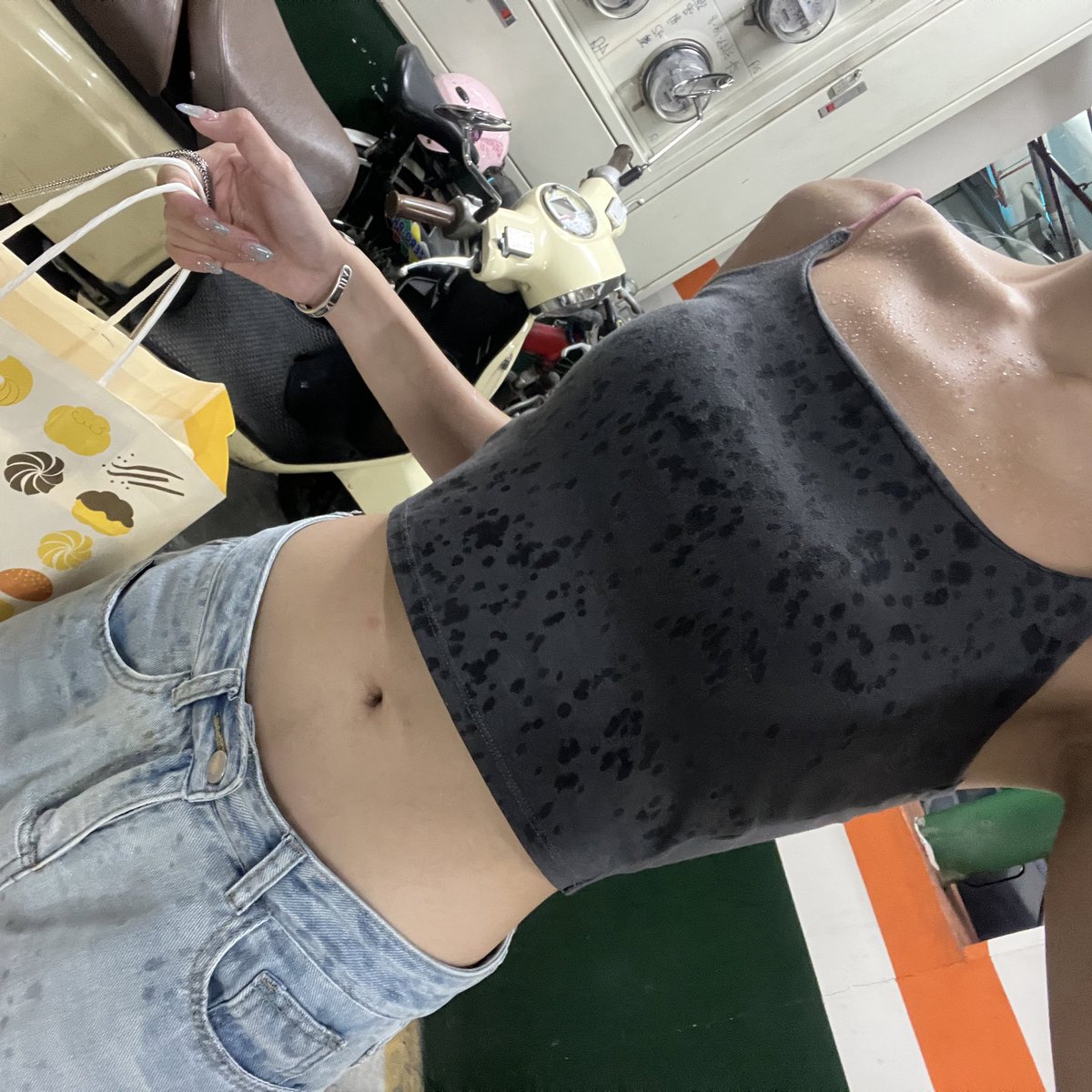 肚子也能被蚊子咬 真的受夠了😡這天氣我也受夠了🤬 https://t.co/1PdhdM90bU
