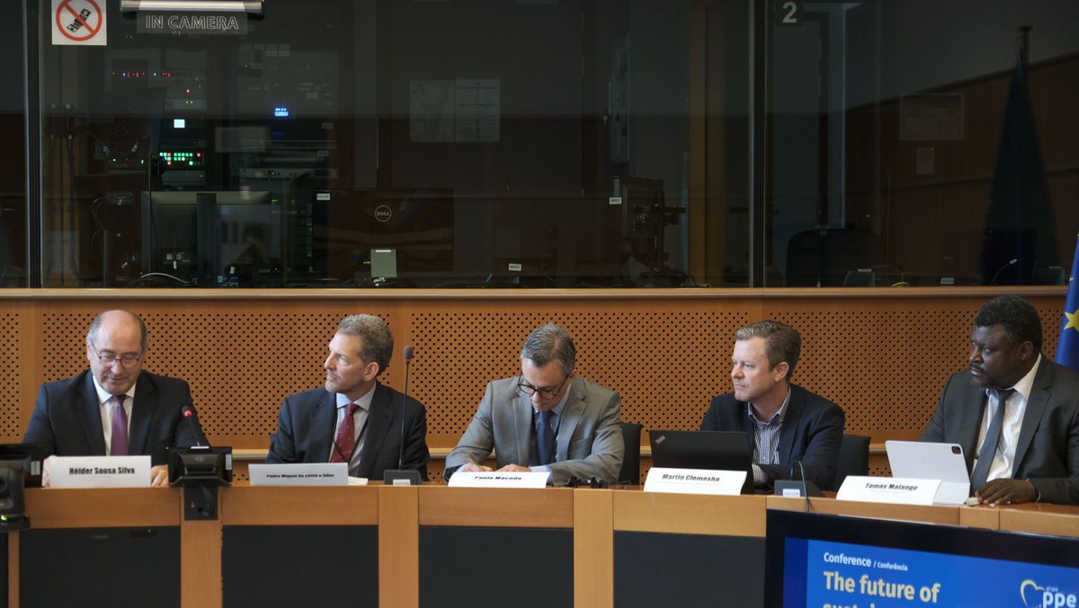 The 🇧🇷 Ambassador to 🇪🇺 participated in a roundtable at the European Parliament to discuss the role of renewable energy and raw materials in 🇧🇷 -🇪🇺 relations. He stressed Brazil's commitment to energy transition and the importance of biofuels in the fight against climate change.