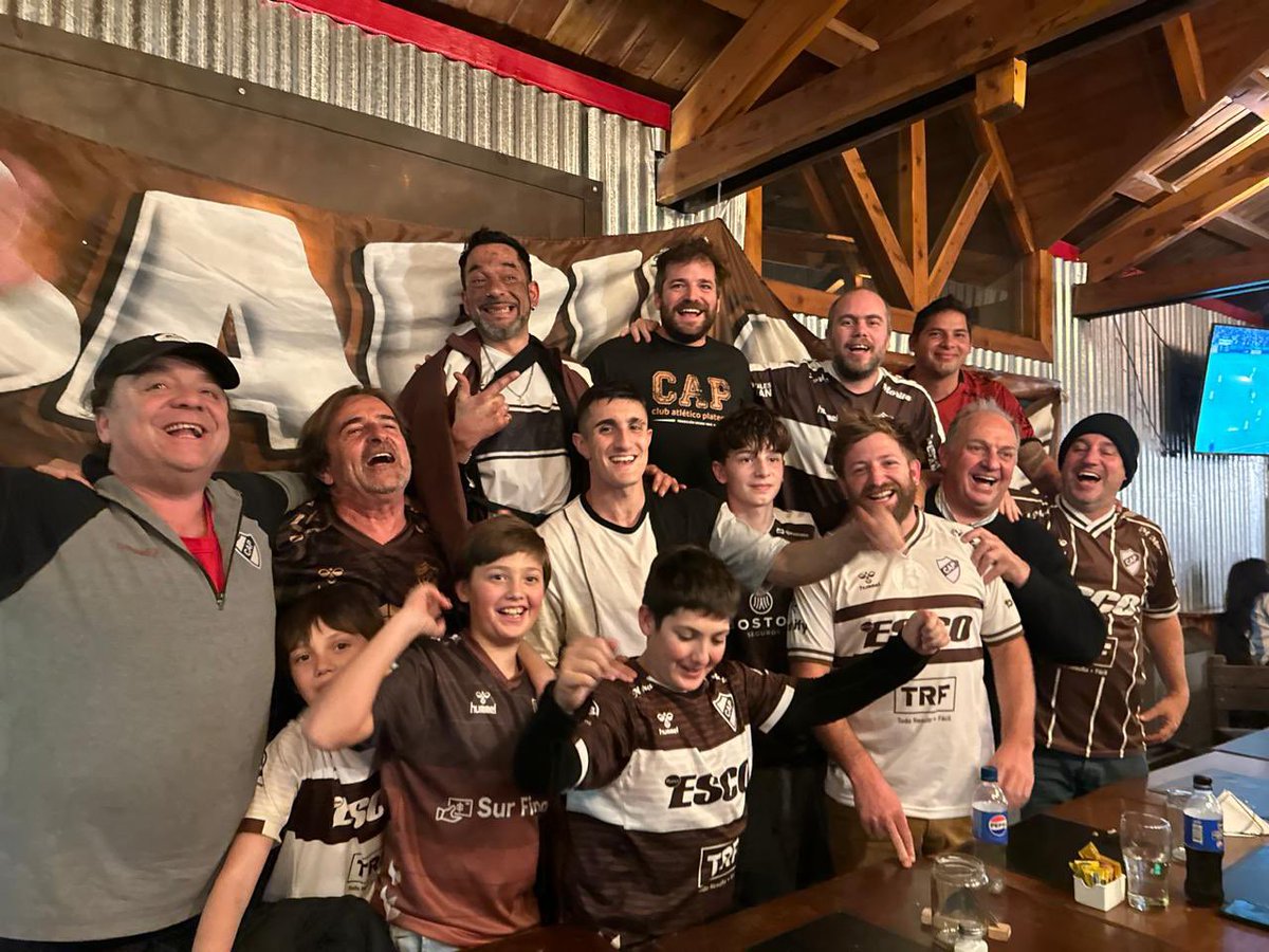 De vacaciones en Bariloche, Juani Saborido se un hizo tiempo para visitar la peña Calamar, firmar camisetas y celebrar el campeonato junto a nuestros hinchas ⭐️🤎

Platense es familia <a href="/JuaniiSaborido/">Juani Saborido ⚽</a> 🫶🏻

#VamosCalamares🦑