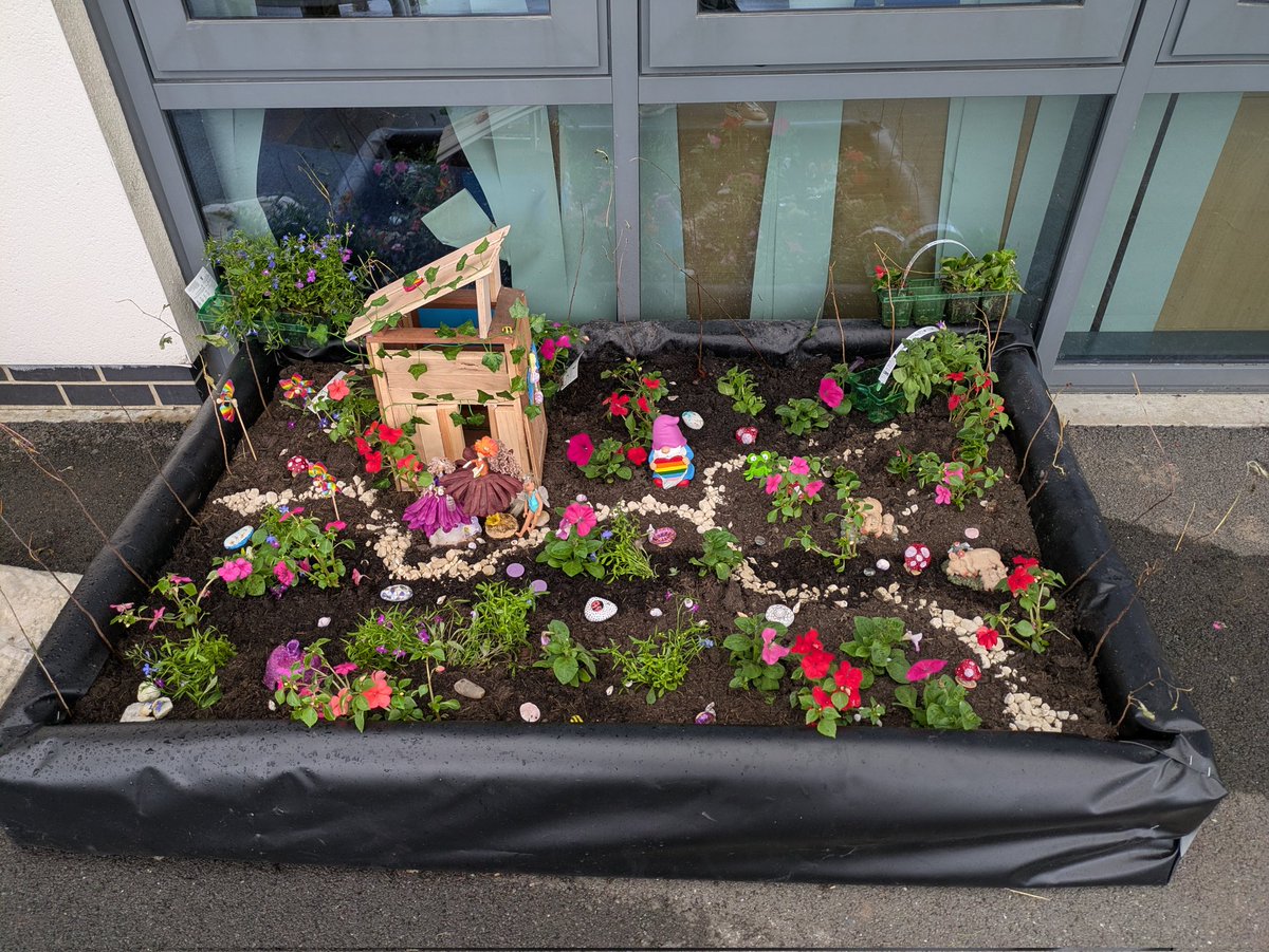 Greenhill10's tweet photo. Dosbarth Indigo have been busy planting! Doesn't it look beautiful? https://t.co/ea8SGQuK6F