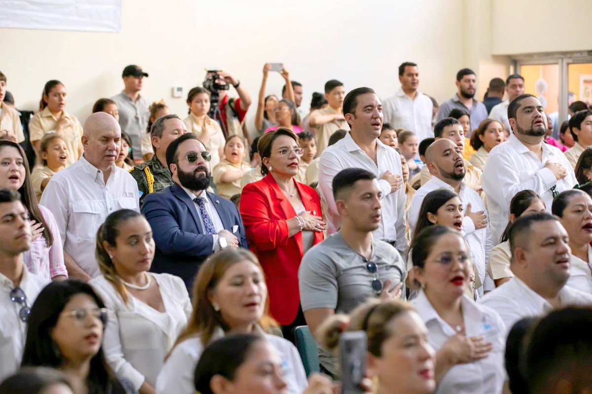 En San Pedro Sula remodelamos con el corazón el Centro de Aplicación Musical.
Más de 200 niñas y niños aprenden música, tocan un instrumento, y estudian español, inglés y francés.
Es educación pública, gratuita y digna, con tabletas, conectividad moderna y todo lo necesario para