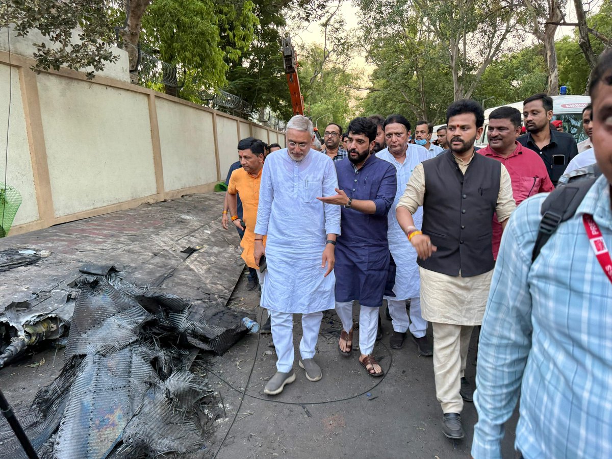 mohol_murlidhar's tweet photo. 📍अहमदाबाद, गुजरात 

अहमदाबाद में विमान दुर्घटना के घटनास्थल का केंद्रीय गृह एवं सहकारिता मंत्री श्री अमित शाह जी और गुजरात के मुख्यमंत्री श्री भूपेंद्र पटेल जी के साथ दौरा किया। इस दौरान केंद्रीय नागरिक उड्डयन मंत्री श्री राम मोहन नायडू जी के साथ-साथ गुजरात सरकार के मंत्री भी मौजूद थे।

📍अहमदाबाद, गुजरात

अहमदाबाद येथे विमान कोसळलेल्या दुर्घटनाग्रस्त भागाला केंद्रीय गृह आणि सहकार मंत्री मा.श्री. अमित शाह जी आणि गुजरातचे मुख्यमंत्री मा.श्री. भूपेंद्र पटेल जी यांच्या समवेत पाहणी केली. यावेळी केंद्रीय नागरी हवाई वाहतूक मंत्री श्री. राम मोहन नायडू जी यांच्यासह गुजरात सरकारचे मंत्रीही समवेत होते.

@narendramodi 
@PMOIndia 
@AmitShah 
@Bhupendrapbjp 
@RamMNK
@MoCA_GoI 
@Pib_MoCA