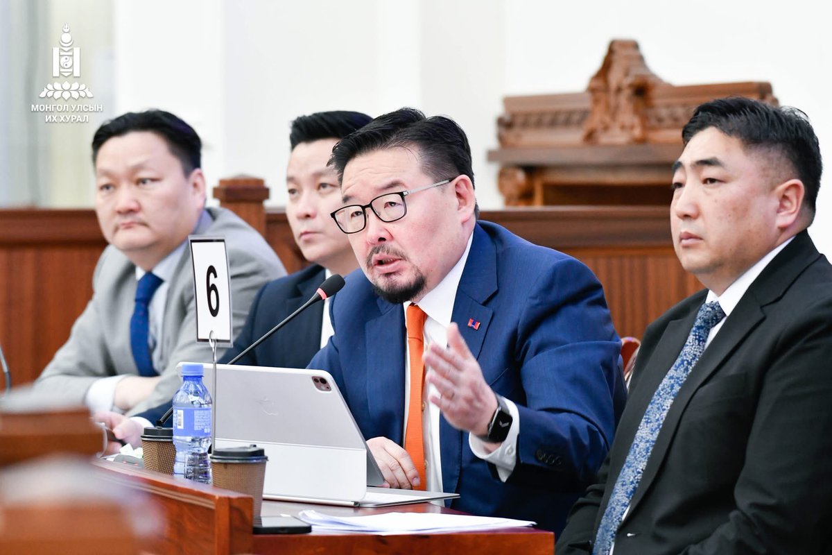 Ингээд л хариулж сууна. Хажуунаас нь шипи өгөөд байгаа ч юм алга. УИХ-ын дарга асан, ҮАБЗ-ийн гишүүн байсан, УИХ-ын гишүүн, Гадаад харилцааны сайд асан, Стэнфордын их сургуульд лекц уншиж байсан гээд мэдлэг, мэдээлэл, судалгаа, туршлага, дүгнэлт өөрт нь бий