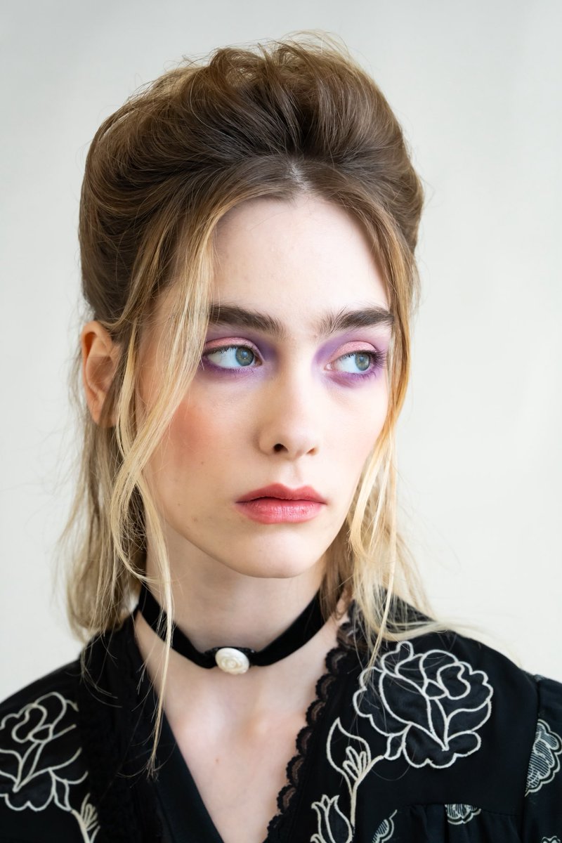 For Resort 2026, Anna Sui looked to Christian Bérard’s Belle Époque dreamworld—bringing his palette to life in every twist and tousle. Locks by @thebobbymichael <a href="/garrennewyork/">Garren</a> <a href="/randcobleu/">randcobleu</a> for #AnnaSuiRE26