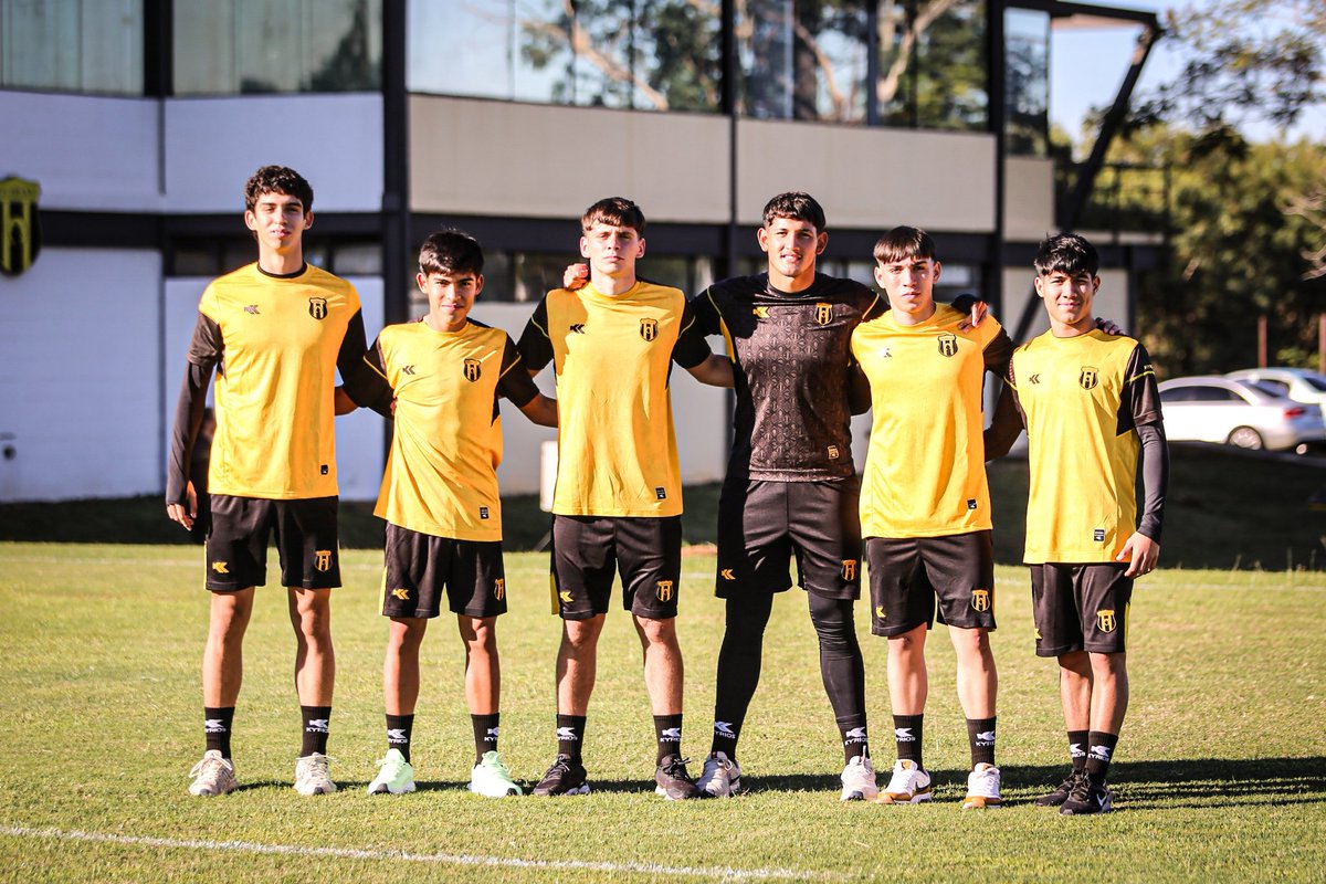 😏 La primera de muchas 

Los canteranos Giovanni Gómez (volante), Rodrigo Estigarribia (lateral izquierdo), Juan López (arquero), José Sosa (volante), Kevin Ferreira (extremo), Martín Maldonado (volante ofensivo), iniciarán su primera pre-temporada con el plantel principal a las