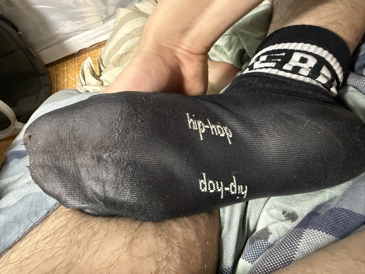 穿烂了，明天穿最后一次练深蹲作为洗礼。