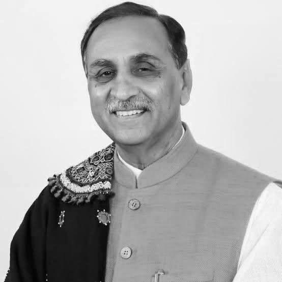 अहमदाबाद में हुए दुर्भाग्यपूर्ण विमान हादसे में गुजरात के पूर्व मुख्यमंत्री एवं भाजपा के वरिष्ठ नेता श्री विजय रूपाणी जी के निधन का समाचार अत्यंत व्यथित करने वाला और हृदयविदारक है।

प्रभु श्रीराम दिवंगत पुण्यात्मा को अपने श्रीचरणों में स्थान देने तथा शोकाकुल परिजनों व शुभचिंतकों