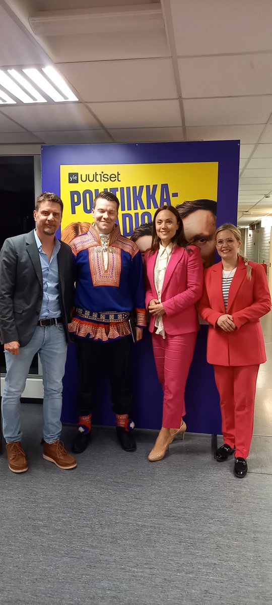 Vieraiden vaatteet olivat värikkäät ja samaa voi sanoa keskustelusta. Aiheena saamelaiskäräjälaki. Mukana Mikkel Näkkäläjärvi, <a href="/KaroliinaParta1/">Karoliina Partanen</a>  ja <a href="/seppanensara/">Sara Seppänen</a> #politiikkaradio