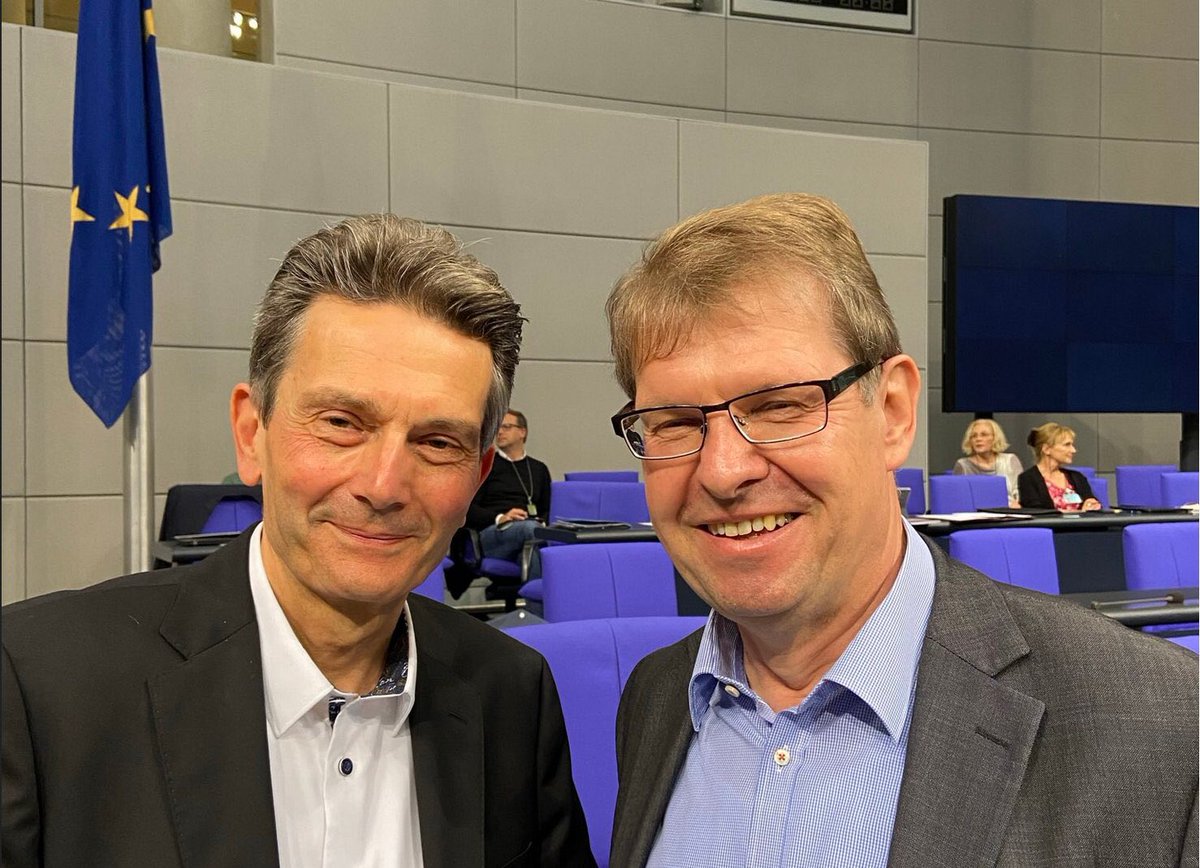 Zwei Nasen tanken Rosneft.