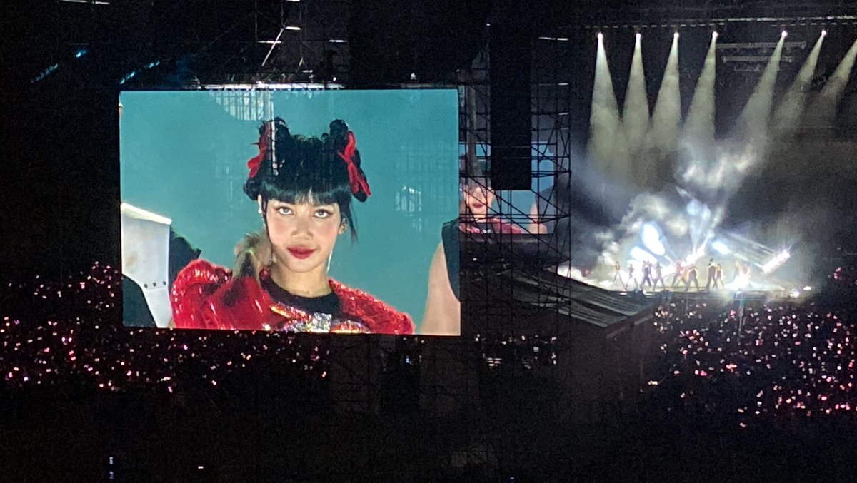 Laylaarissa's tweet photo. rating all the kpop concerts i’ve been to ✨

1. blackpink born pink world tour 

rate: 9/10
- my first ever kpop concert experience and it was so amazing 
- literally cried during rose’s hard to love solo 
- minus 1 bcs they were rushing to the airport nak balik seoul semula https://t.co/wGz7iPHfOM