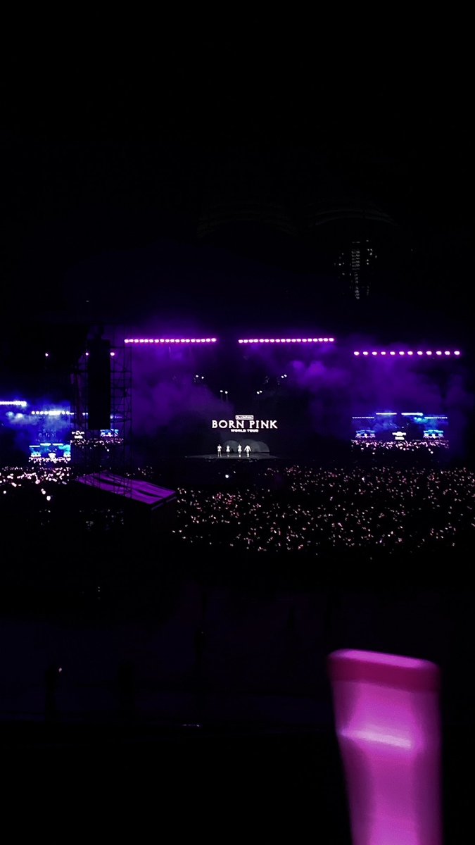 Laylaarissa's tweet photo. rating all the kpop concerts i’ve been to ✨

1. blackpink born pink world tour 

rate: 9/10
- my first ever kpop concert experience and it was so amazing 
- literally cried during rose’s hard to love solo 
- minus 1 bcs they were rushing to the airport nak balik seoul semula https://t.co/wGz7iPHfOM