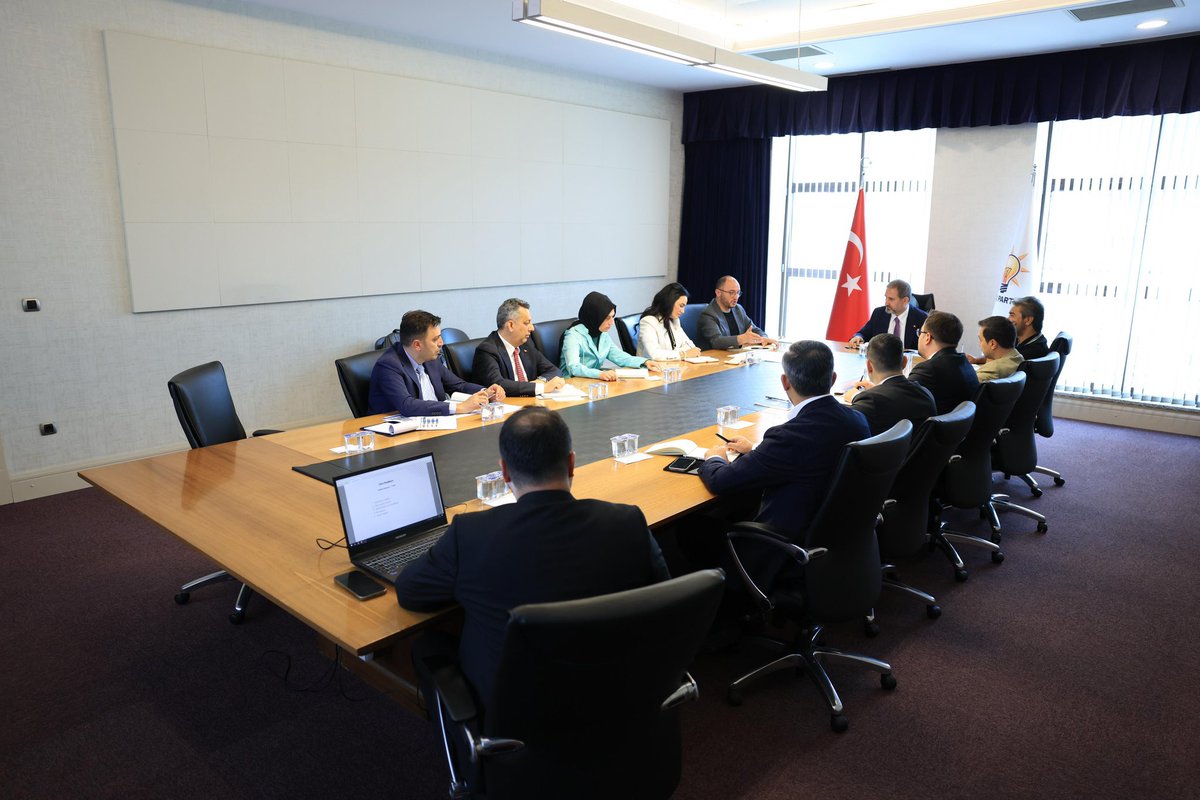 AK Parti Genel Merkez AR-GE ve Eğitim Birimi toplantımızı gerçekleştirdik. 

Bilginin ışığında, birliğin gücüyle geleceği inşa etmek için çalışıyoruz. Hedef 2028