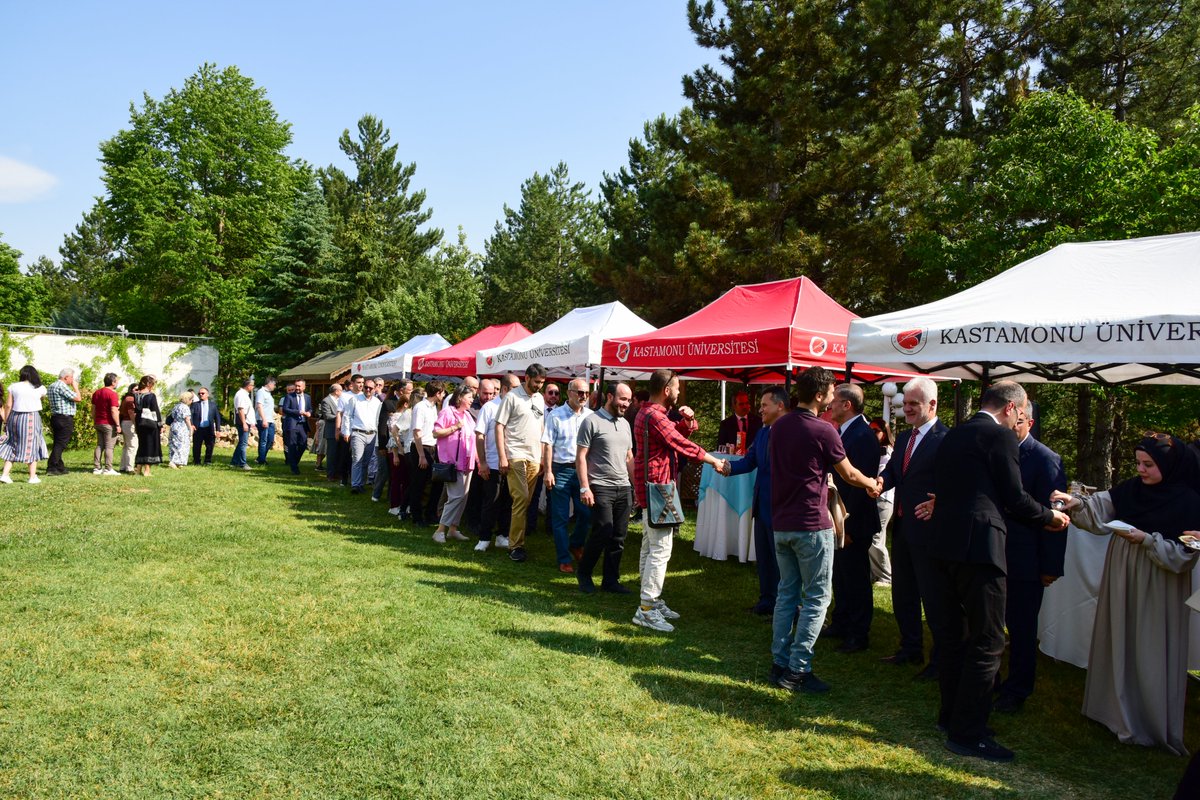 Üniversitemizde Kurban Bayramı vesilesiyle 'Geleneksel Bayramlaşma Merasimi' düzenlendi. 🤝

Rektörümüz Prof. Dr. Ahmet Hamdi Topal ve üst yönetimimizin katılımıyla, Üniversitemiz camiası bayram sevincini paylaştı. ✨

Ayrıntılar ➡️ kastamonu.edu.tr/tr/gundem/univ…

#KastamonuÜniversitesi