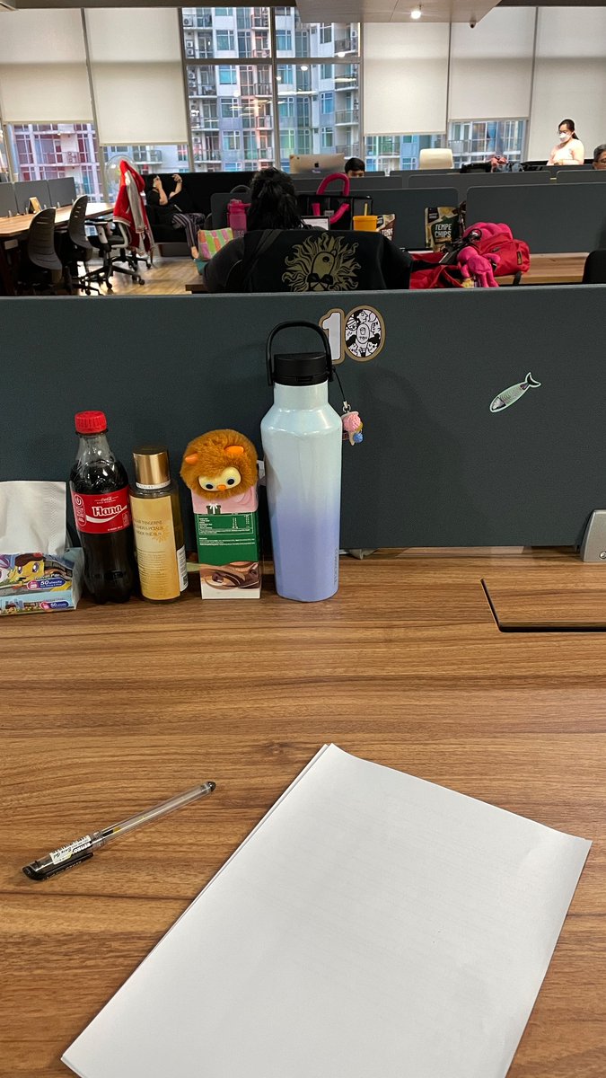 Nrsyfb's tweet photo. resmi say goodbye to my desk🖐🏻 https://t.co/o7cIG93ilQ