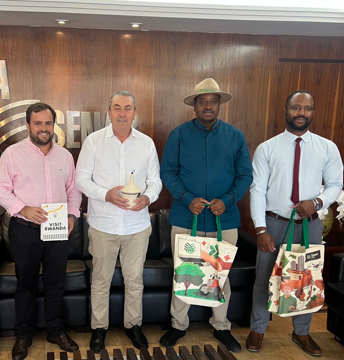 Rwanda in Brazil (@rwandainbrazil) on Twitter photo O Embaixador Lawrence Manzi <a href="/Lawrence_Manzi/">Lawrence Manzi</a> se reuniu com o Presidente da FAEG <a href="/SistemaFaeg/">Sistema Faeg Senar</a> , Sr. José Mário Schreiner, para discutir possíveis áreas de cooperação no setor agrícola, incluindo a transferência de tecnologia agrícola, estratégias para aumentar a produtividade e O Embaixador Lawrence Manzi <a href="/Lawrence_Manzi/">Lawrence Manzi</a> se reuniu com o Presidente da FAEG <a href="/SistemaFaeg/">Sistema Faeg Senar</a> , Sr. José Mário Schreiner, para discutir possíveis áreas de cooperação no setor agrícola, incluindo a transferência de tecnologia agrícola, estratégias para aumentar a produtividade e