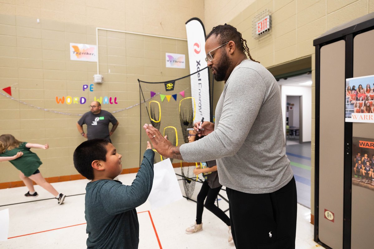 vikingsfdn's tweet photo. Last week, Vikings Table Food Truck, powered by @xcelenergy, attended Moreland Arts and Health Sciences Magnet School field day!

@CoachMHarris79 &amp; @ViktorTheViking led football drills &amp; passed out healthy snacks &amp; goodie bags. Vikings Table also provided meals to staff!💜 https://t.co/ruqNcJNpHn