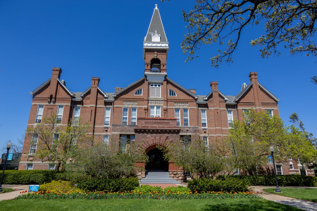 DrakeUniversity's tweet image. Old Main 🫶