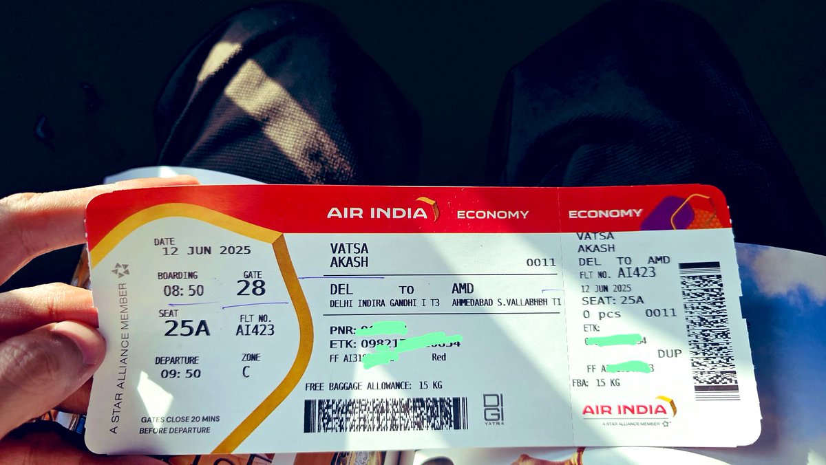 ०
“सरकार द्वारा Tata को एयर इंडिया बेचने से ज़िम्मेदारी ख़त्म नहीं हो जाती। DGCA आपके पास है।

वत्स आकाश नाम के व्यक्ति ने दावा किया कि सुबह इस फ्लाइट में बैठकर अहमदाबाद आया,

इसने अपने वीडियों में बताया की प्लेन की हालत पैसेंजर ट्रेन से बदतर थी।अगर लापरवाही है तो इसकी जवाबदेही