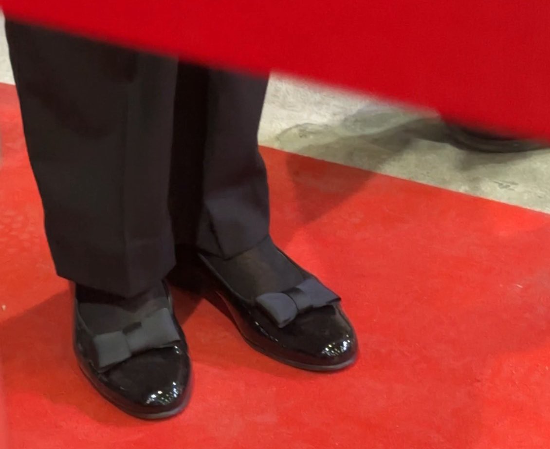 the man                            his shoes