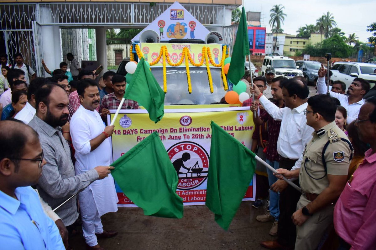 ସରକାରଙ୍କ ଏକ ବର୍ଷର ପୂର୍ତ୍ତି ଏବଂ ସରକାରଙ୍କ ଯୋଜନା ସମ୍ପର୍କରେ ସଚେତନତା ସୃଷ୍ଟି କରିବା ପାଇଁ ମାନ୍ୟବର ସାଂସଦ,ଭଦ୍ରକ,ମାନ୍ୟବର ବିଧାୟକ,ଭଦ୍ରକ,ପୂର୍ବାଞ୍ଚଳ ଡ଼ିଆଇଜି(ଆରକ୍ଷୀ) ଏବଂ ଜିଲ୍ଲାପାଳ,ଭଦ୍ରକଙ୍କ ସଦୟ ଉପସ୍ଥିତି ରେ ସବୁଜ ପତାକା ଦେଖାଇ ବିକାଶର ବାର୍ତ୍ତା ବାହକ ହିସାବରେ "ବିକାଶ ବାହନ" ର ଶୁଭାରମ୍ଭ କରାଯାଇଥିଲା।