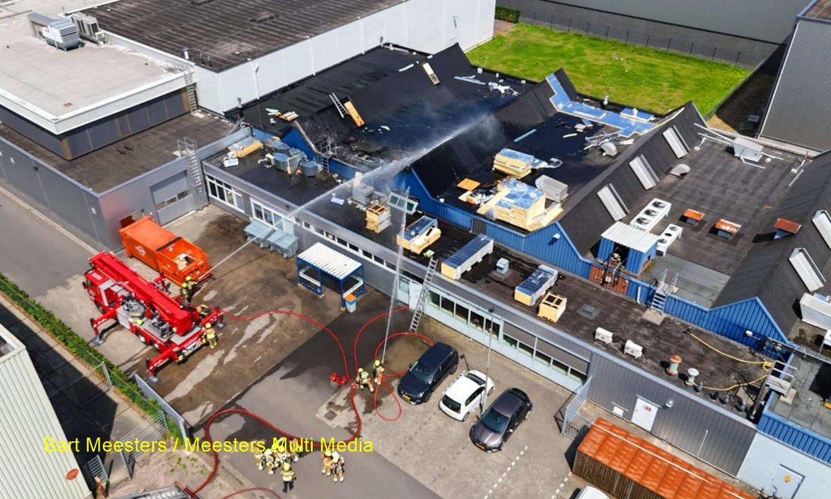 Brand op dak van bakkerij Daelmans veroorzaakt zwarte rookwolken