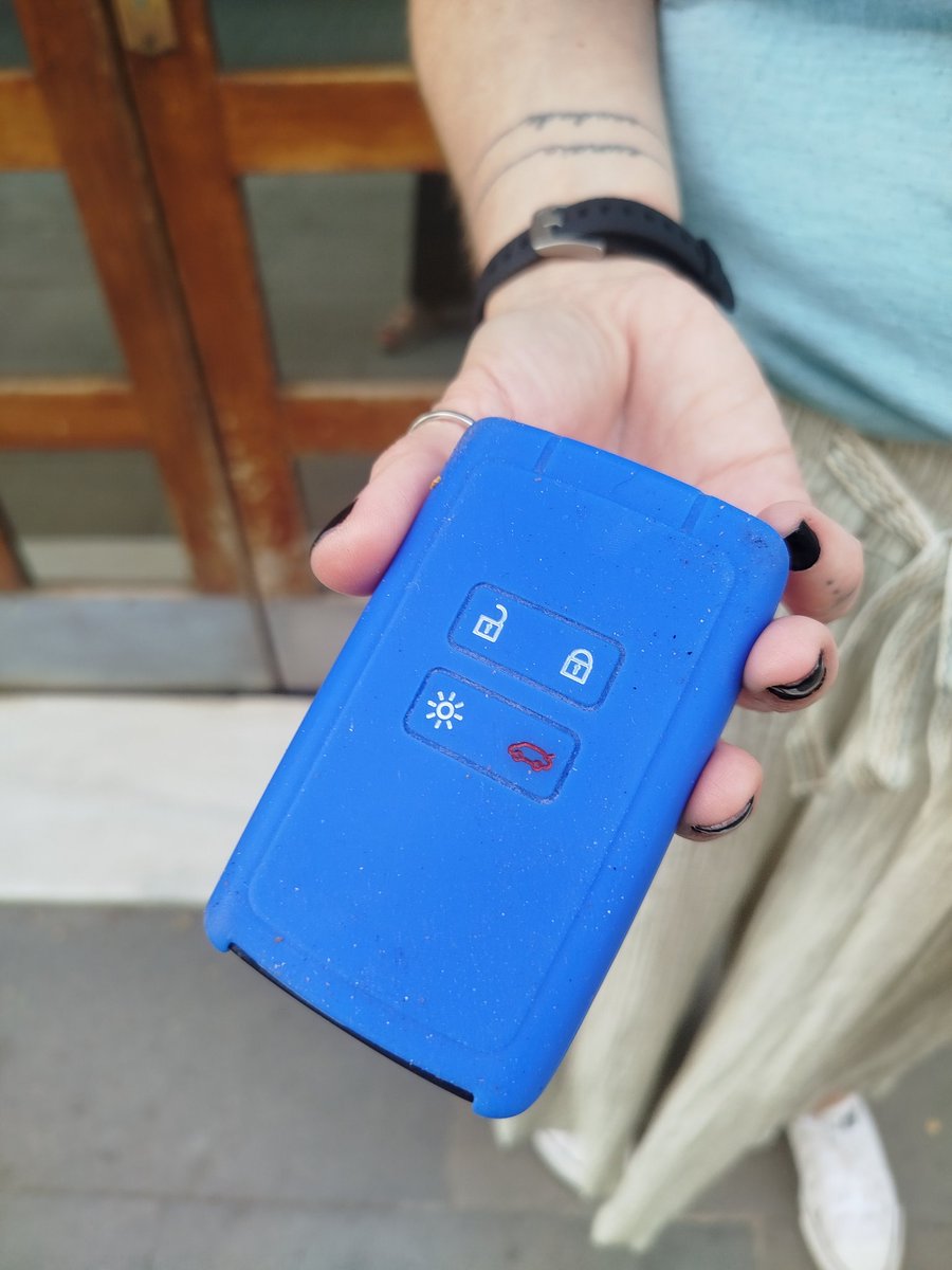 Ens hem trobat aquesta clau d'un cotxe l carrer les Monges (Sant Andreu )número 35.
Contacteu per DM🙏.