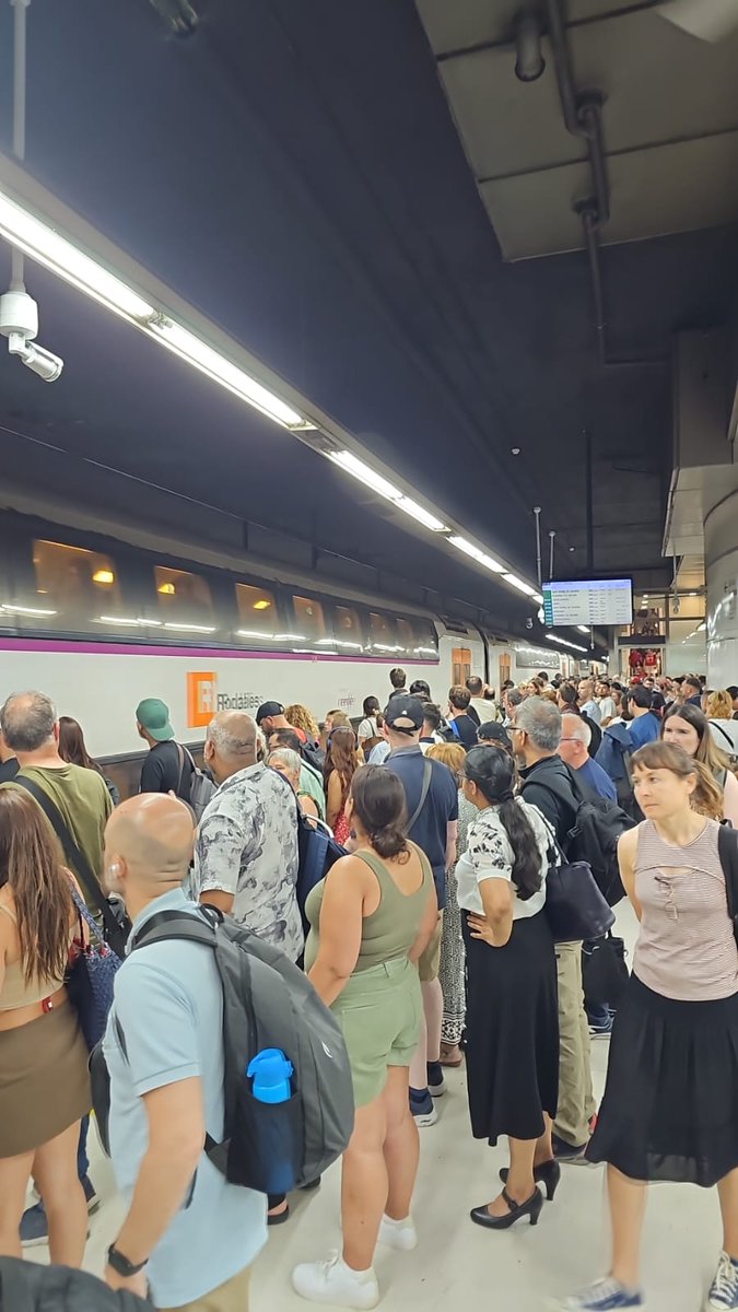 Amalia la del tren (@montero_herre) on Twitter photo Thothom tirat a l'andana a Sants pq el Rodalies de les 17h NO FUNCIONA !!!! Us cubriu de glòria cada día <a href="/Renfe/">Renfe</a> !!! Fàstic gran es el que doneu 🤬🤬🤬🤬 <a href="/324cat/">324.cat</a> <a href="/A3Catalunya/">Antena3Catalunya</a> <a href="/Adif_es/">Adif</a> <a href="/AfectRodalies/">Afectats Rodalies</a> <a href="/radio4_rne/">radio4_rne</a> <a href="/rod2sudcat/">R2 Sud Rodalies</a> <a href="/SilviaPaneque/">Sílvia Paneque</a> <a href="/Transxte/">🚉Álvaro F Heredia🚅🚈🚂</a> <a href="/La1_tve/">La 1</a> <a href="/laSextaTV/">laSexta</a> <a href="/telecincoes/">Telecinco</a> Thothom tirat a l'andana a Sants pq el Rodalies de les 17h NO FUNCIONA !!!! Us cubriu de glòria cada día <a href="/Renfe/">Renfe</a> !!! Fàstic gran es el que doneu 🤬🤬🤬🤬 <a href="/324cat/">324.cat</a> <a href="/A3Catalunya/">Antena3Catalunya</a> <a href="/Adif_es/">Adif</a> <a href="/AfectRodalies/">Afectats Rodalies</a> <a href="/radio4_rne/">radio4_rne</a> <a href="/rod2sudcat/">R2 Sud Rodalies</a> <a href="/SilviaPaneque/">Sílvia Paneque</a> <a href="/Transxte/">🚉Álvaro F Heredia🚅🚈🚂</a> <a href="/La1_tve/">La 1</a> <a href="/laSextaTV/">laSexta</a> <a href="/telecincoes/">Telecinco</a>