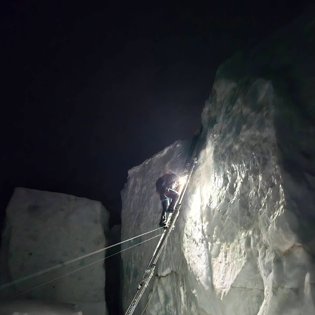 CumbresMagazine's tweet image. Tyler Andrews 🇺🇸 Detalles de su intento de récord en Everest: “A las 6:24am del 24/5, el equipo ordenó retroceder a 8200m por vientos extremos. Nunca estuve más seguro de haberlo dejado todo”. Se viene el análisis del desafío.
#Cumbres #Magazine #Aconcagua #GrajalesExpeditions
